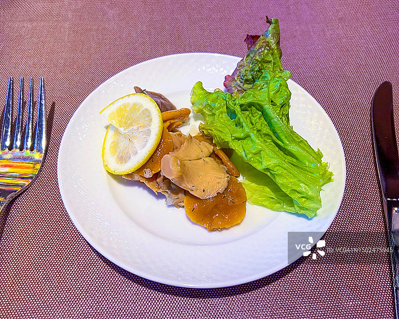 柠檬腌制野生食用蘑菇图片素材