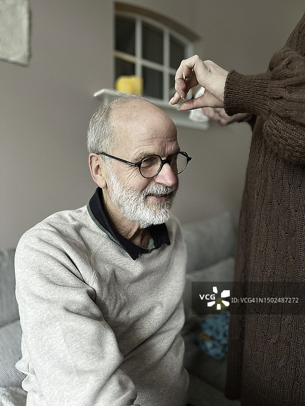 年长的父亲得到中年女儿的照顾图片素材