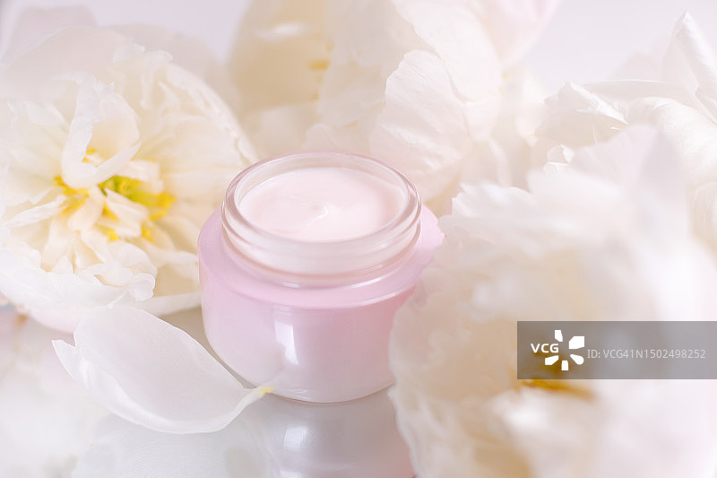 西班牙，桌子上的美容产品特写图片素材