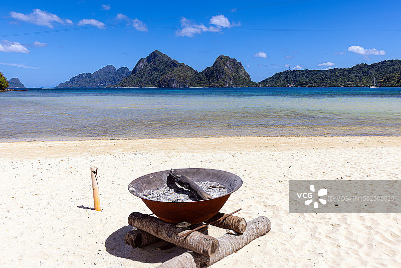 海滩对着天空的美景图片素材