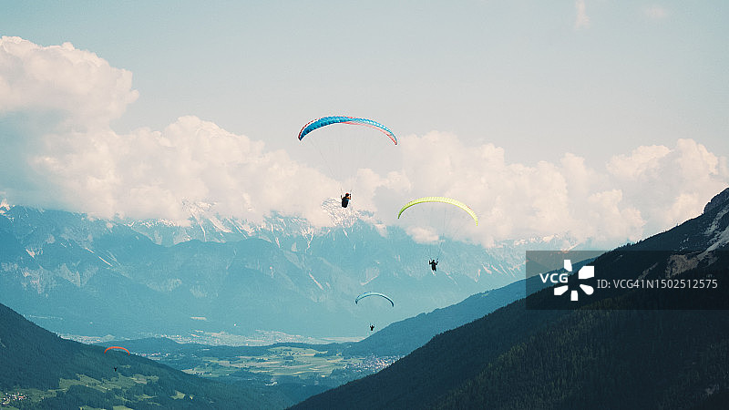 奥地利，人们在天空中滑翔图片素材