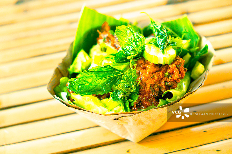 泰国桌子上篮子里的食物高角度视图图片素材