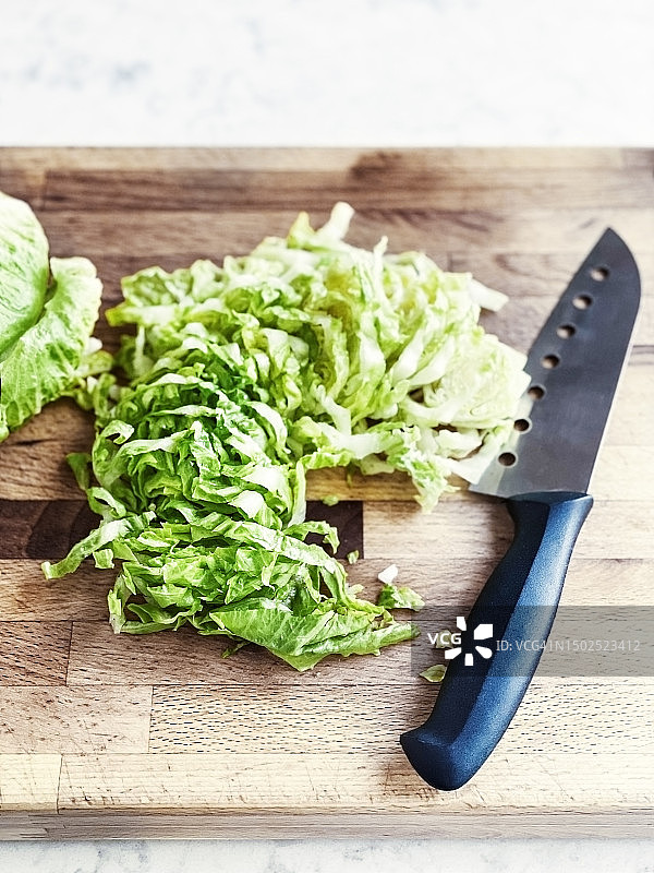 木制砧板上的罗马生菜碎图片素材