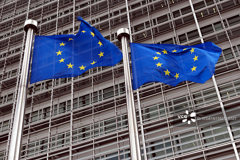 欧盟委员会，贝雷蒙大厦前的欧盟旗帜图片素材