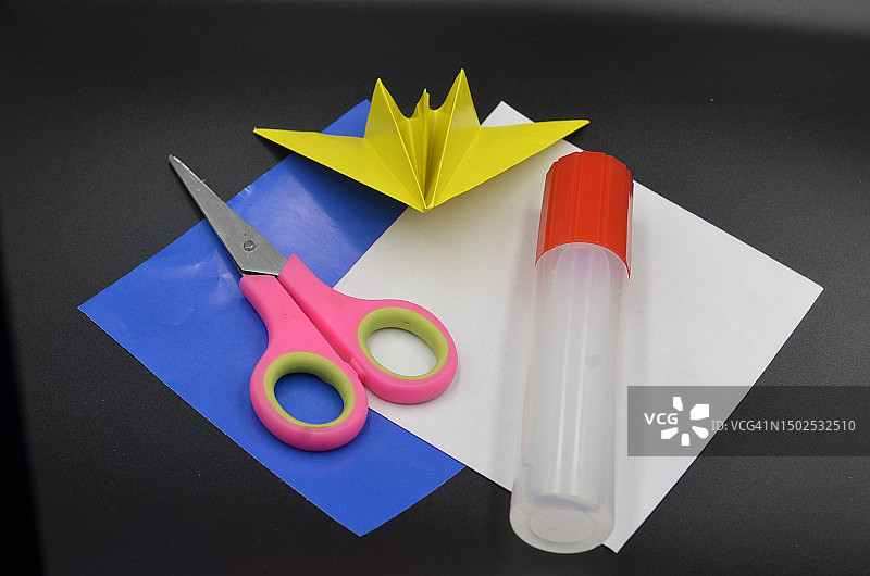 黑色背景上的纸船俯视角度照片图片素材