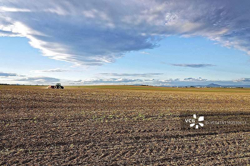 蓝天映衬下的农田美景图片素材
