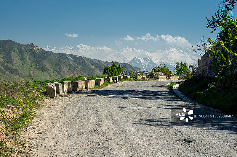 吉尔吉斯斯坦比什凯克的乡村公路景观图片素材