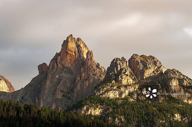 意大利圣焦瓦尼迪法萨岩层仰视景观图片素材