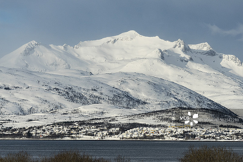 冬季峡湾旁的雪山图片素材