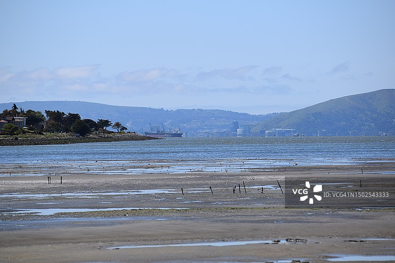 海滩对着天空的美景图片素材