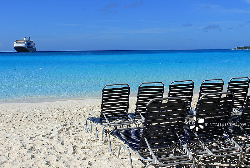 海滩上对着天空的空椅子，小圣萨尔瓦多岛，巴哈马图片素材