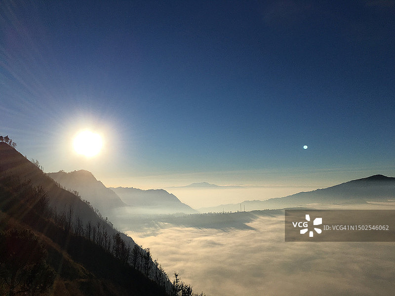 日落时群山映衬天空的美景图片素材