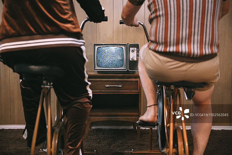 80年代复古怀旧风情侣健身车图片素材