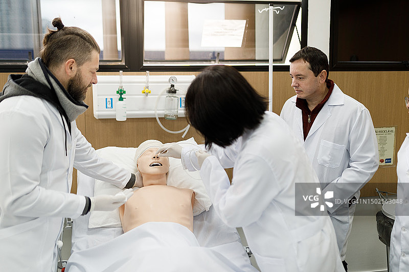 医学生学习如何将探针插入人体模型口中图片素材