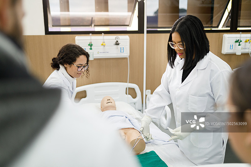 医学生学习如何插入尿道探针图片素材