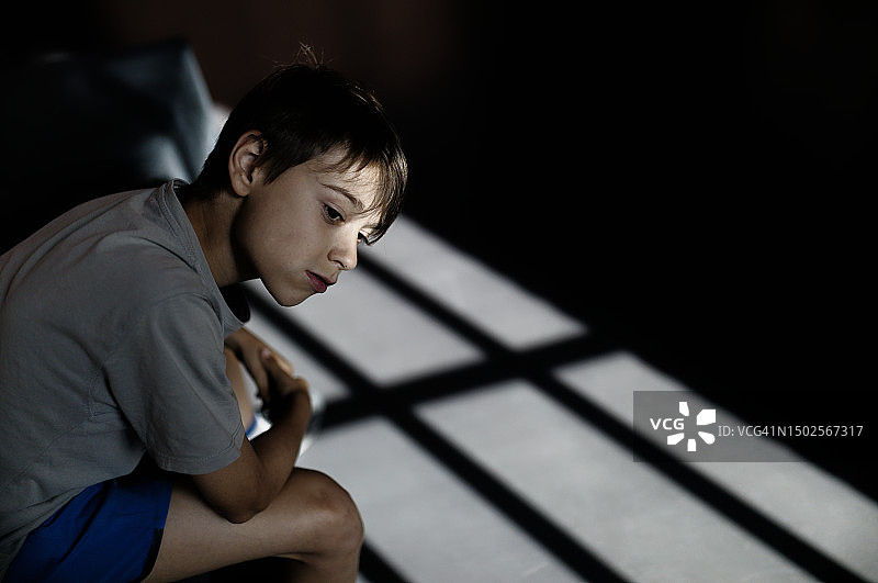 被锁在房间里的男孩图片素材