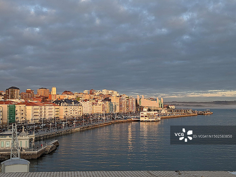 西班牙坎塔布里亚桑坦德海滨日落景色图片素材