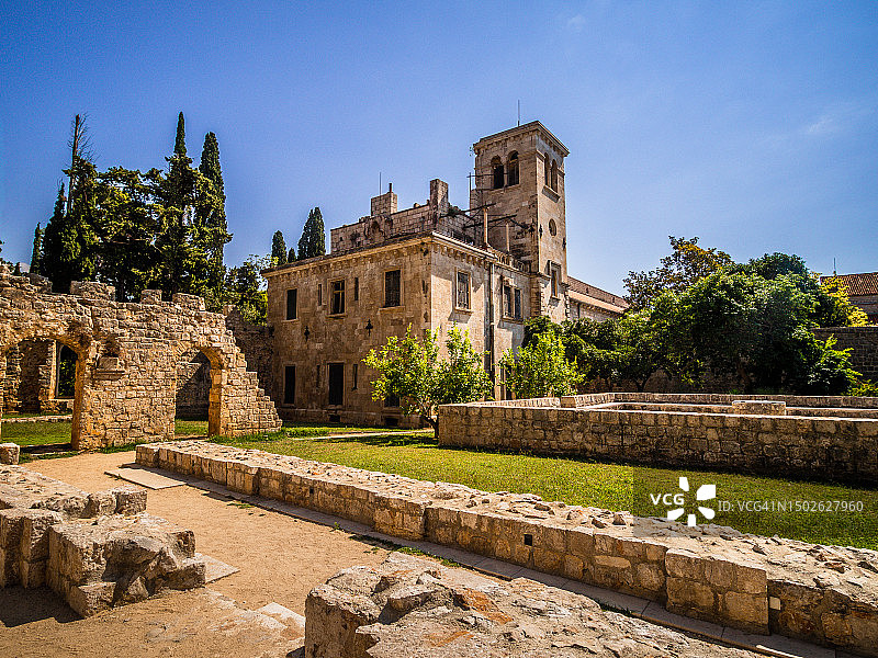 克罗地亚杜布罗夫尼克洛克鲁姆岛上本笃会修道院遗址的广角景观图片素材