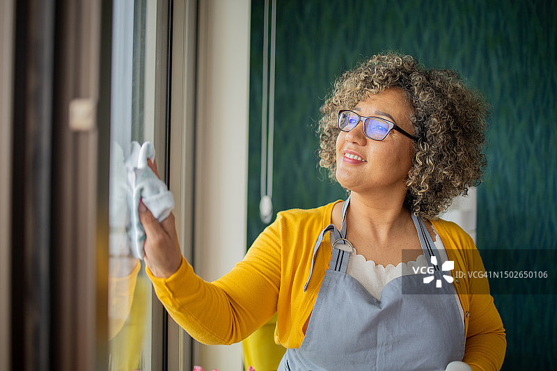 女人洗窗户图片素材