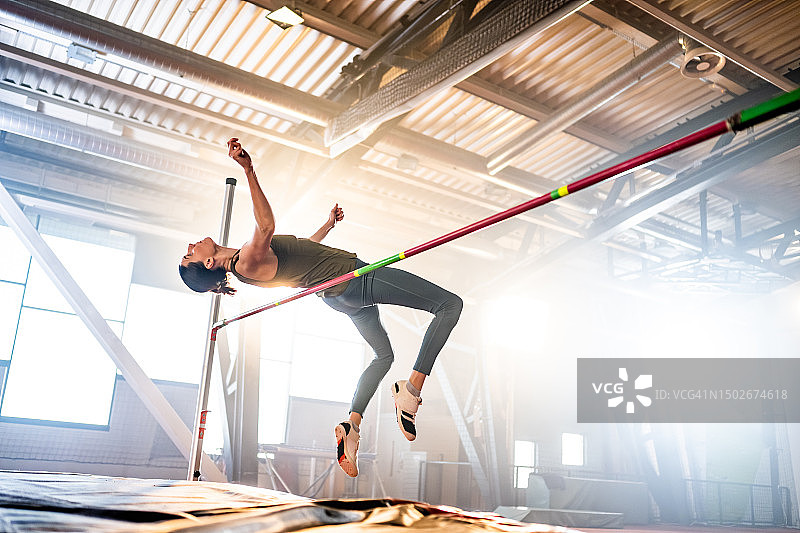 女运动员跳高越过杆图片素材