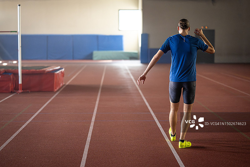 在室内跑道训练和跑步的运动员图片素材