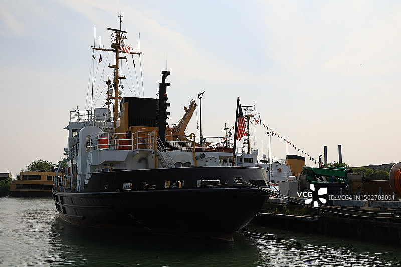 码头上的海岸警卫队破冰船图片素材