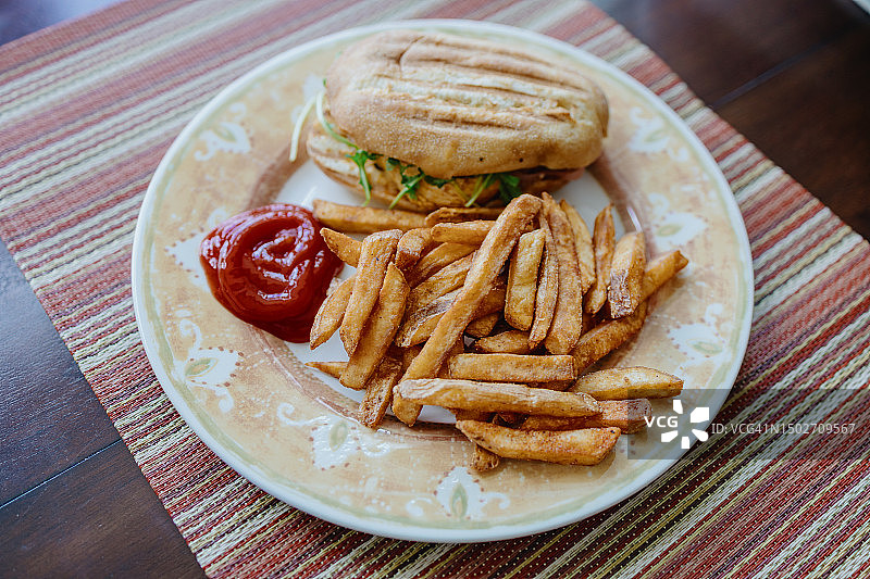 烤鸡肉三明治和薯条图片素材