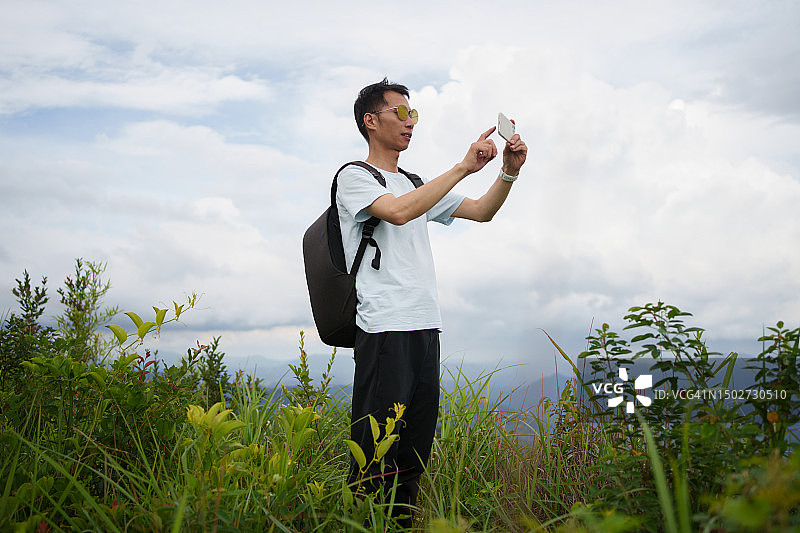使用智能手机的户外旅行者图片素材