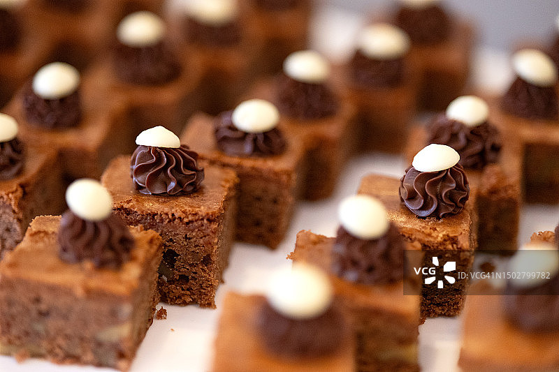 奶油巧克力蛋糕，为派对准备的美味奶油夹心和奶油糖霜图片素材