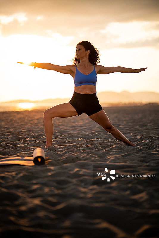 在海滩上做瑜伽的女人图片素材
