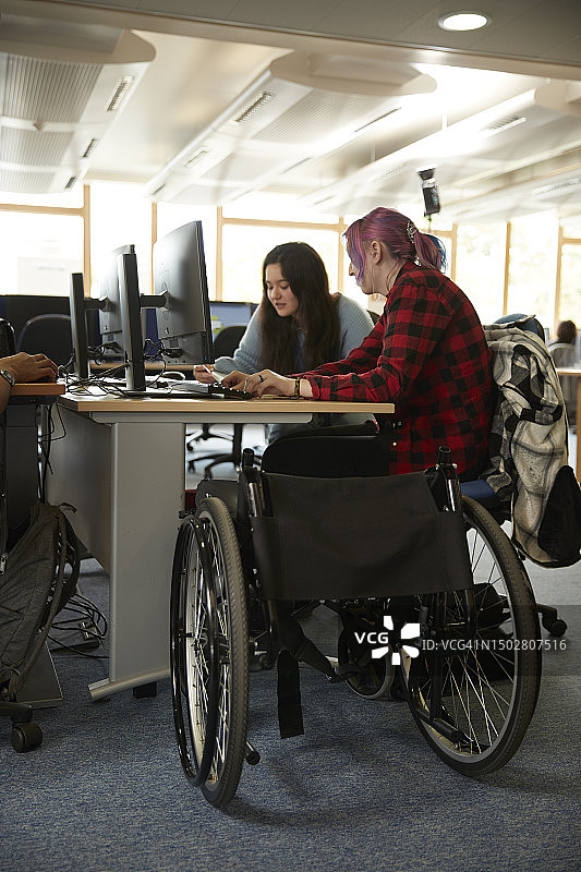 大学生在图书馆学习图片素材