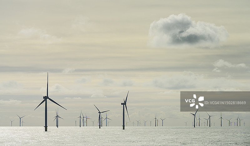 英国大加巴德海上风电场上空的云彩图片素材
