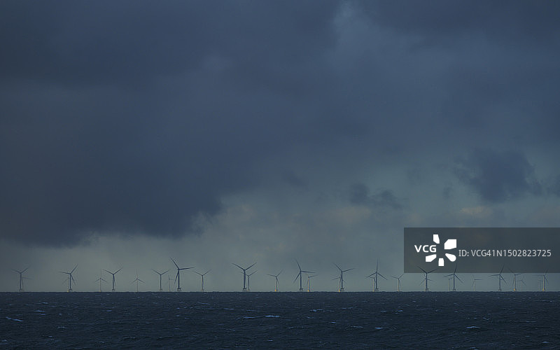 英国Greater Gabbard海上风电场上空的暴风云图片素材