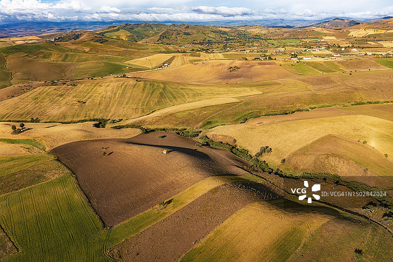 意大利西西里岛恩纳市美丽的丘陵景观图片素材