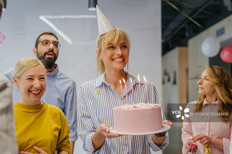 在办公室庆祝生日图片素材
