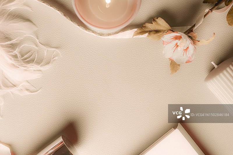 米色花卉蜡烛羽毛背景图片素材