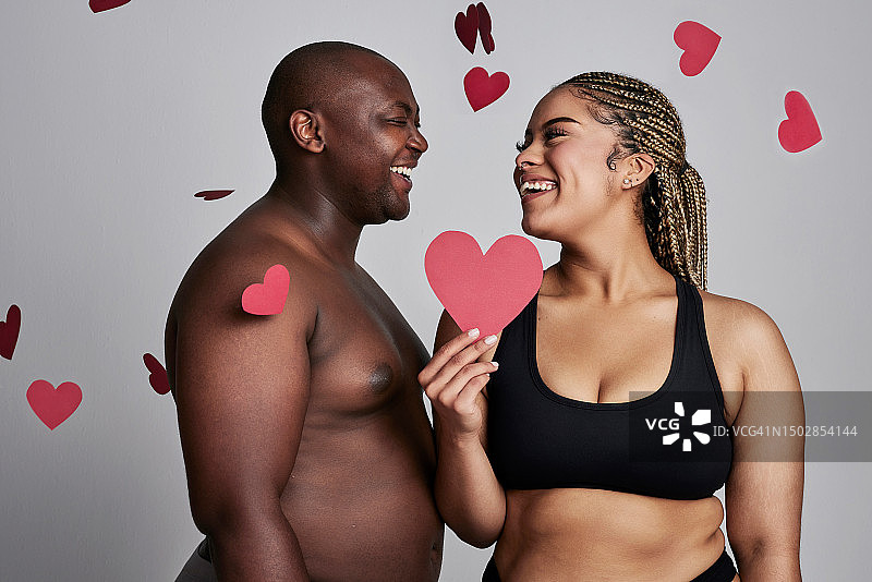 情侣内衣：爱心、浪漫与情人节（大码模特，展现自信之美）图片素材
