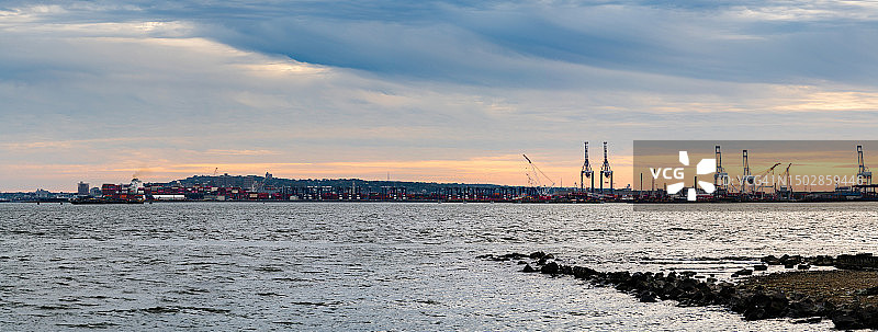 费利克斯托港日出时分的起重机照片图片素材