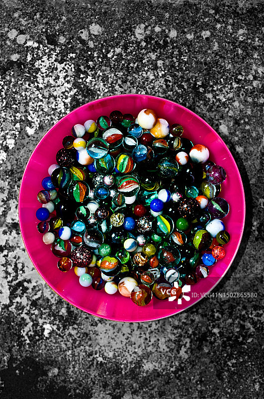 容器中的玻璃弹珠图片素材