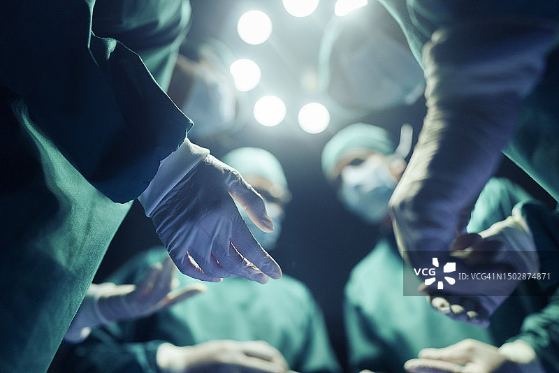 四位外科医生讨论手术精准度和医疗专业知识图片素材
