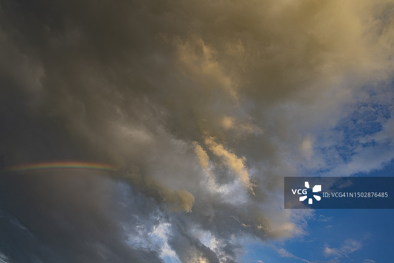 彩虹天空下的壮丽云景和留白图片素材