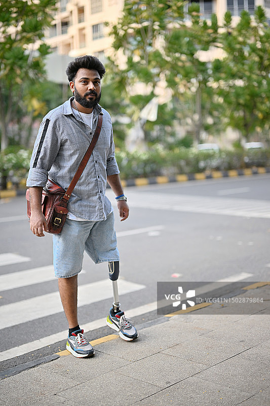 使用人行横道过马路的假肢男子图片素材