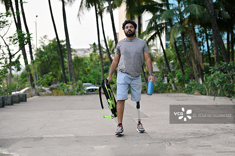 装有假肢的坚强男人在完成瑜伽后归来图片素材