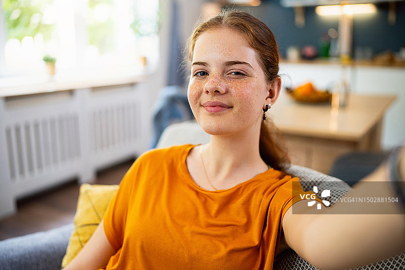 红发白人少女自拍图片素材