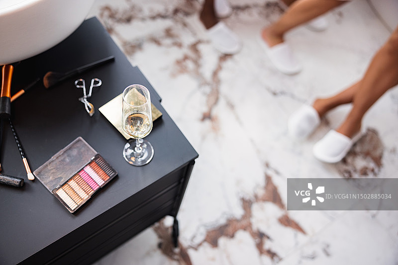 女孩之夜前的浴室柜台上的化妆品图片素材