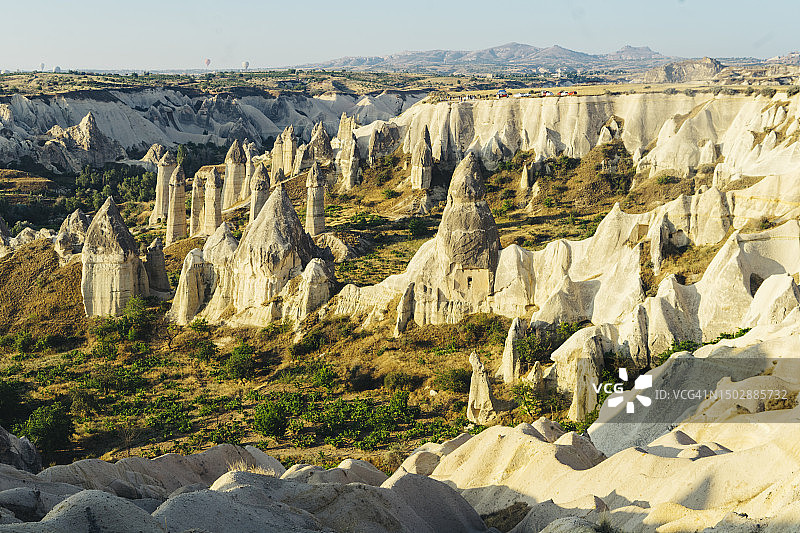 探索土耳其卡帕多奇亚令人叹为观止的景观、热气球之旅和美丽的自然烟囱图片素材