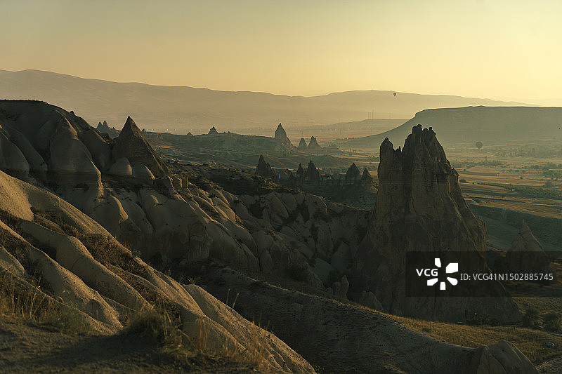 探索土耳其卡帕多奇亚令人叹为观止的景观、热气球之旅和美丽的自然烟囱图片素材