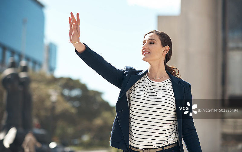 商务女性，城市和呼叫出租车，用于在户外街道上旅行、通勤或移民。 快乐的女性或员工挥手乘坐出租车、电梯或交通工具在城市中工作图片素材