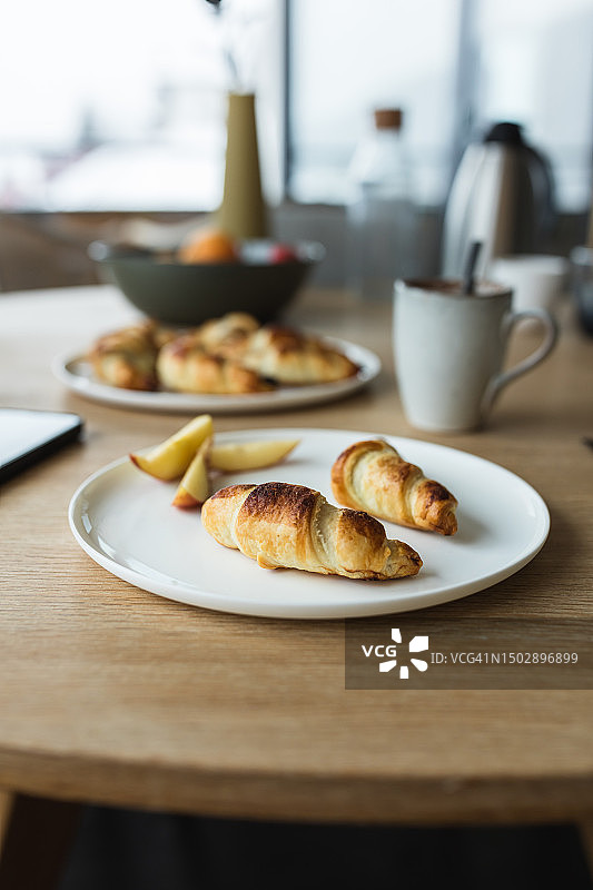 在家享用早餐和羊角面包图片素材