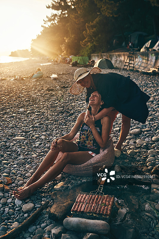 两个女人在火边欢笑拥抱图片素材